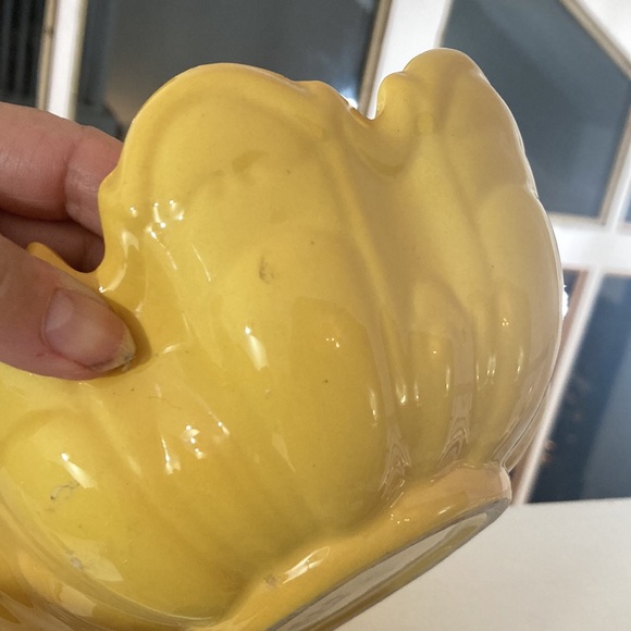 Art deco amazing yellow numbered signed planter. Does it depict frogs? - Picture 4 of 6